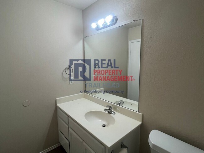 Building Photo - Welcoming - 3 Bed/2 Bath - Move In Ready!