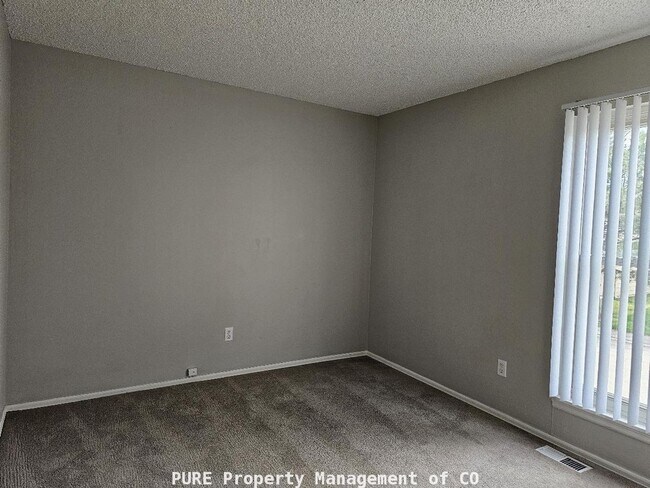 Building Photo - Tri-level home with central air and 1-car garage