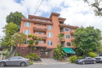 Building Photo - Beautiful 2 Bedroom Condo In Oakland!
