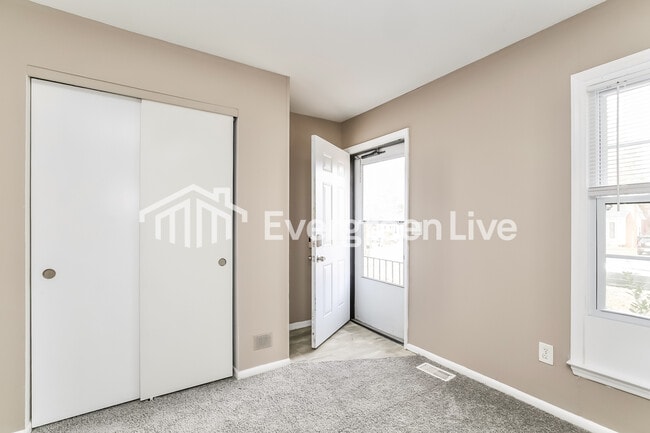 Building Photo - 2407 Phoenix Dr