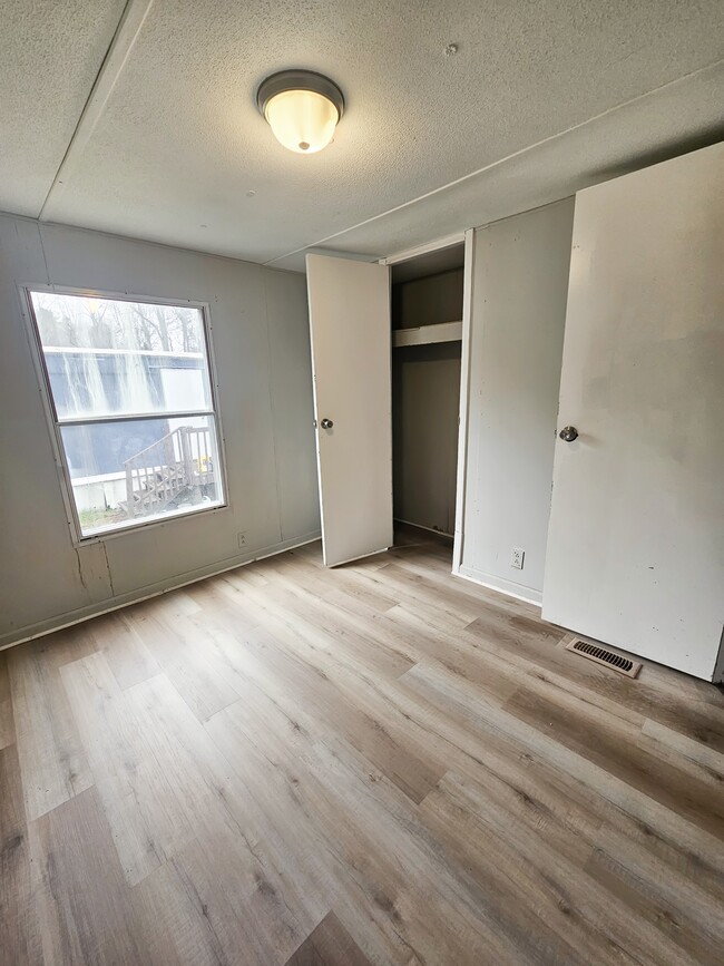 Building Photo - 412 McElhaney Rd