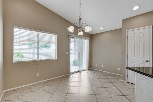 Building Photo - Adorable single story in a gated community!