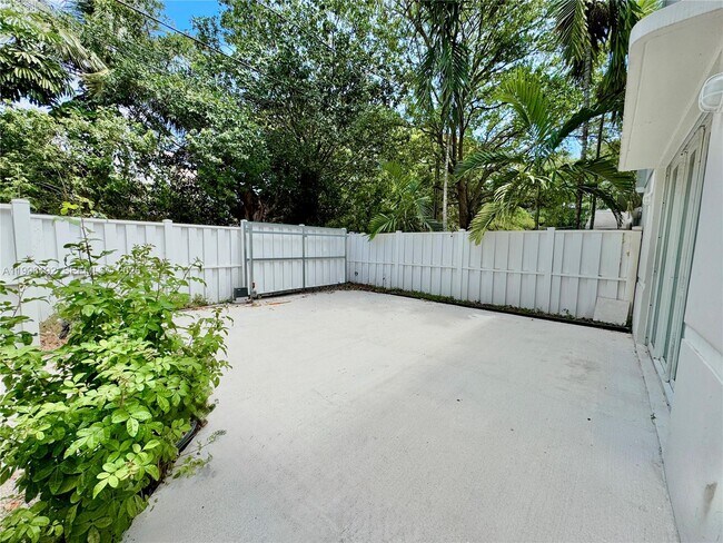 Building Photo - 504 SW 4th Ave