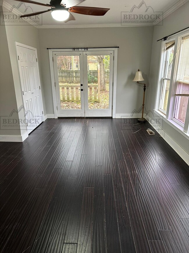 Building Photo - 633 Moulton St E