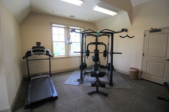 Building Photo - Downtown - Modern Condo minutes from the c...