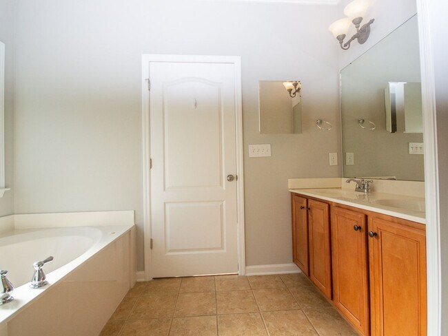 Building Photo - Gorgeous Corner-Lot Home in Canebrake Club – Lawn Care Included