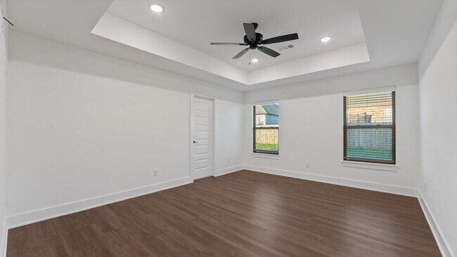 Building Photo - "Charming Farmington Retreat: Spacious 3-B...