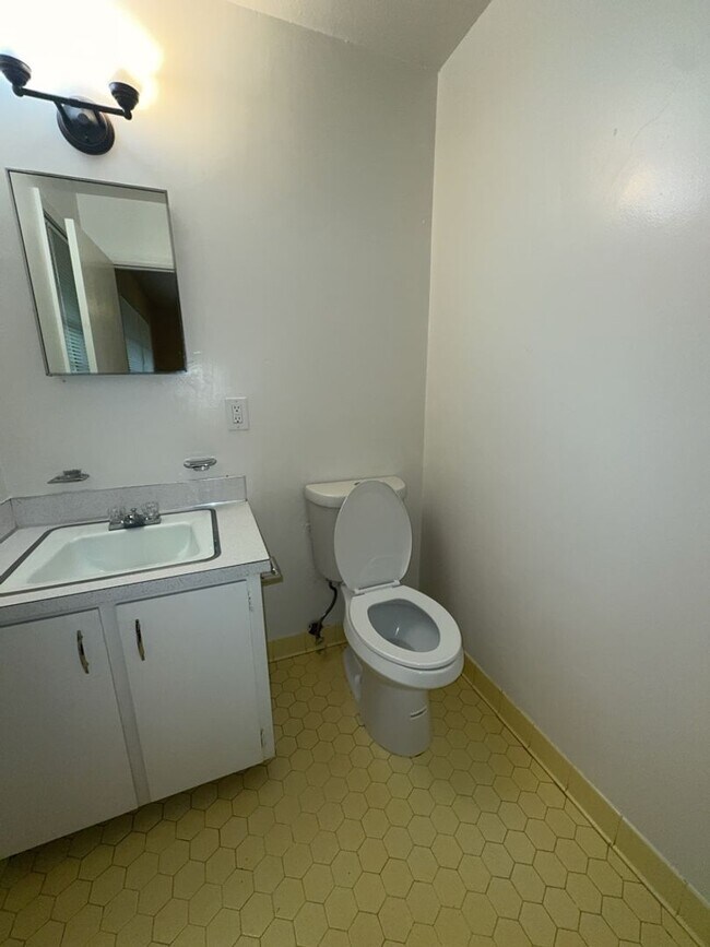 Building Photo - 2216 Welch Dr