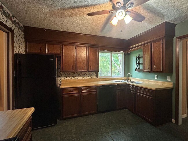 Building Photo - 4/2.5 in Beautiful Warrensville! Lots of S...