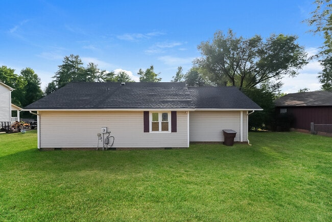 Building Photo - 5104 Holly Ridge Rd
