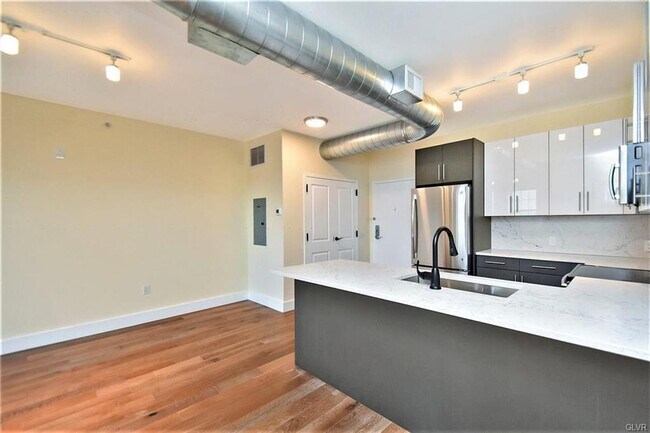 Building Photo - 114 Allen St