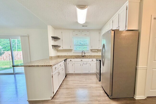 Building Photo - AVAILABLE NOW! (Pet Friendly)