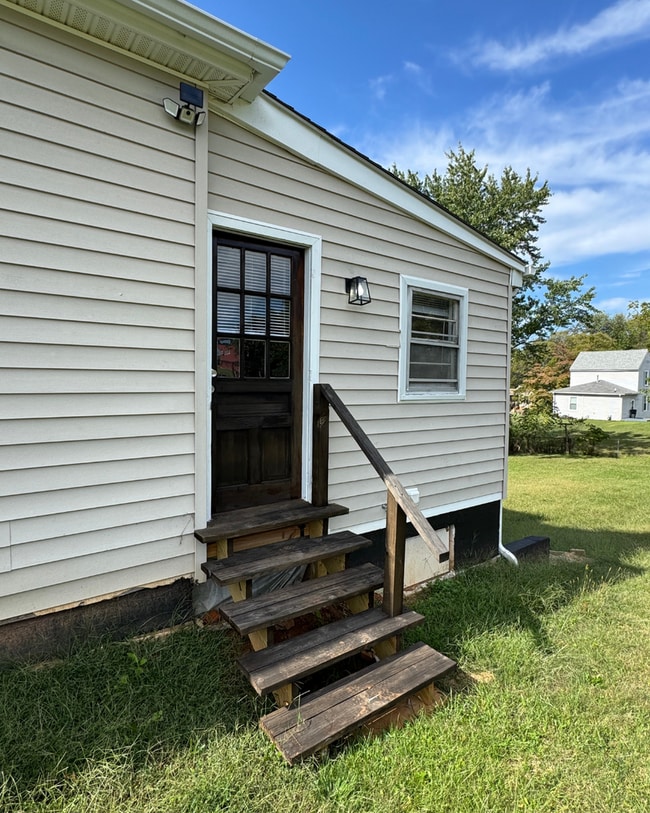 Building Photo - 2 Bed 2 Bath House on Easley Avenue | Fairview Heights, Lynchburg VA