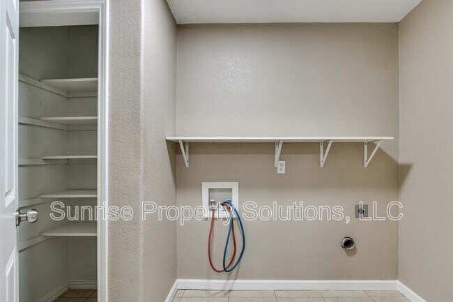 Building Photo - 1332 E Brooks St