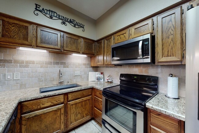 Building Photo - Adorable 3 Bed Townhome Pre-Leasing July 2026!