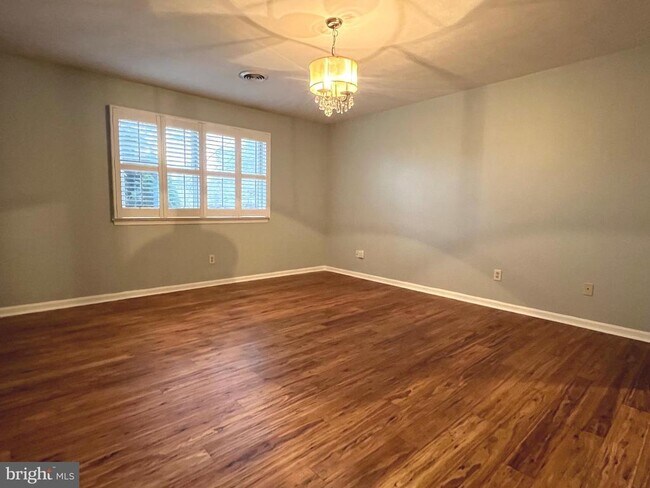 Building Photo - 330 Parkwood Dr