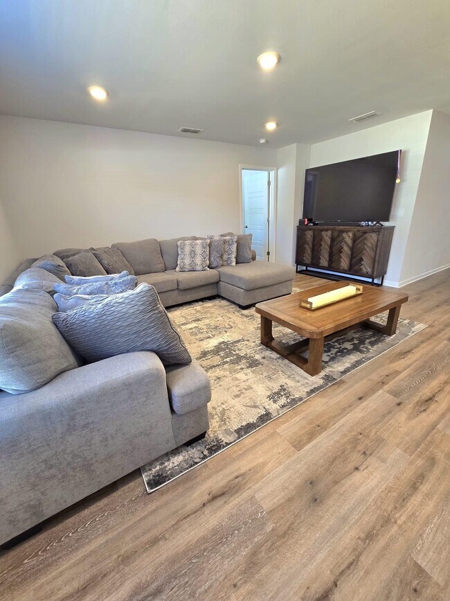 Building Photo - 1964 Catbird Trl