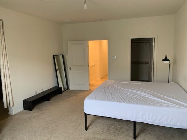 Building Photo - Goleta townhome