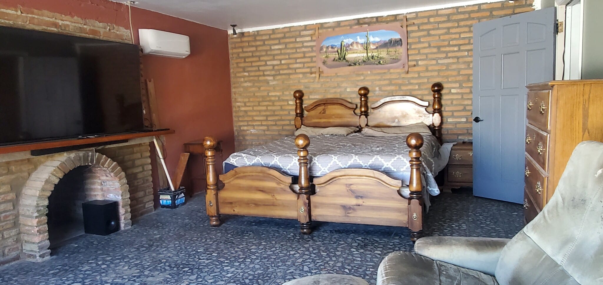 Front bedroom - 1040 N Lyons Ave