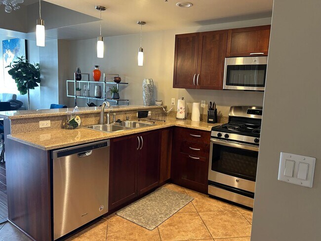 Building Photo - Hi Rise One Bedroom Condo