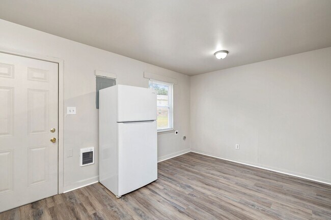 Building Photo - Renovated 3 Bedroom Unit!