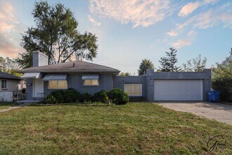 Building Photo - $1,200/month - 2 Bed 1.5 Bath in Warren, Detroit