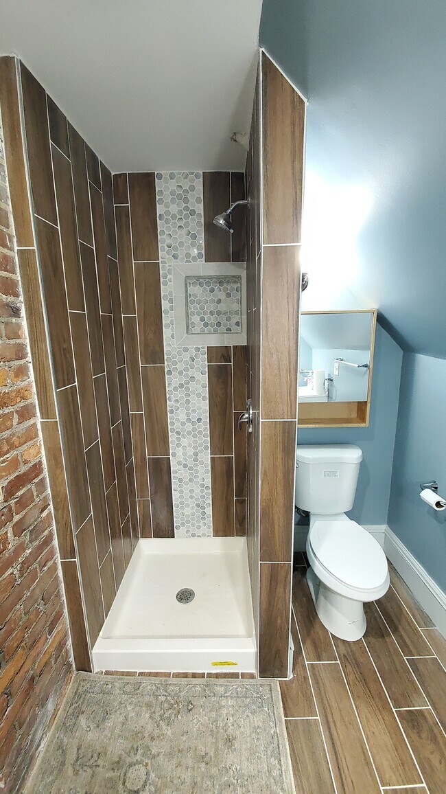 Ensuite masterbedroom bathroom - 1606 E 85th St