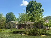 Building Photo - Lovely furnished 3 bedroom 2 bath home in ...
