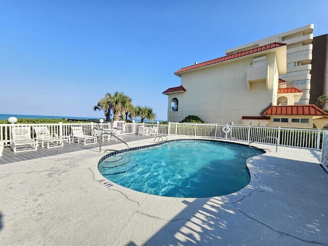 Building Photo - Seaside Serenity Awaits: Spacious 3-Bedroo...
