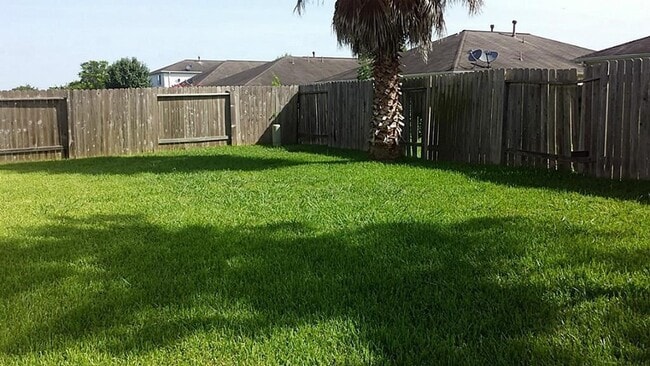 Building Photo - 2015 Foxhill Dr