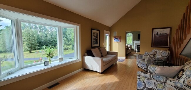 Building Photo - Off-Season Rental | Available 10/15/25 – 5...