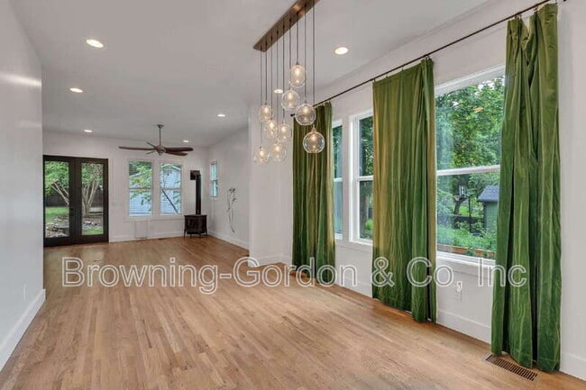 Building Photo - 1137B Kirkland Ave