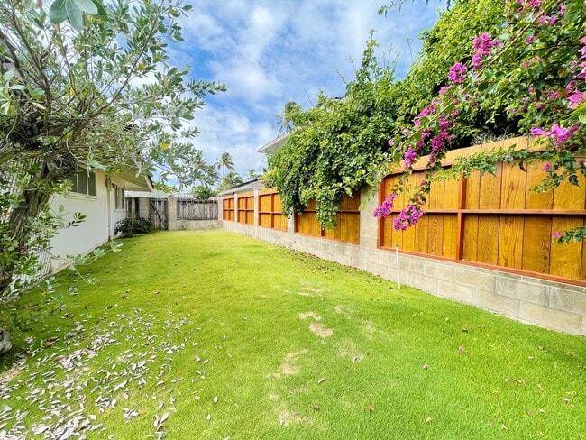 Building Photo - 4/2 Pet Friendly Spacious Beachside Kailua...
