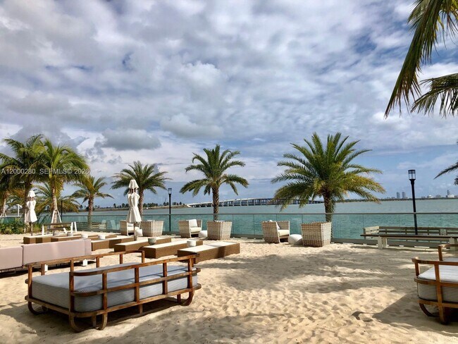 Building Photo - 2900 NE 7th Ave