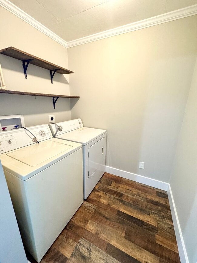 Building Photo - Country Cottage - Adorable 2 bedroom, 1 bath! Cute front porch & landscaping included!