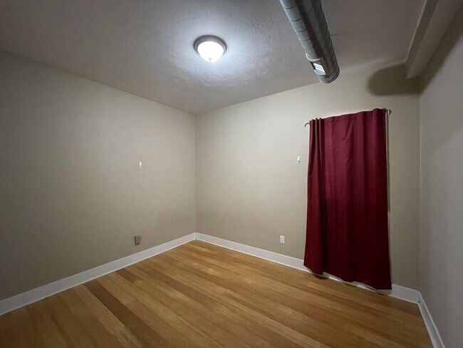 Building Photo - 933 E Front St