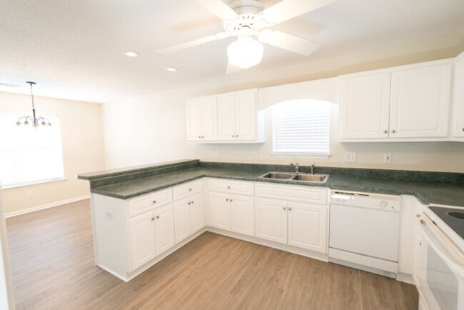 Building Photo - 3 Bedroom 2 Bath Ranch in Evans