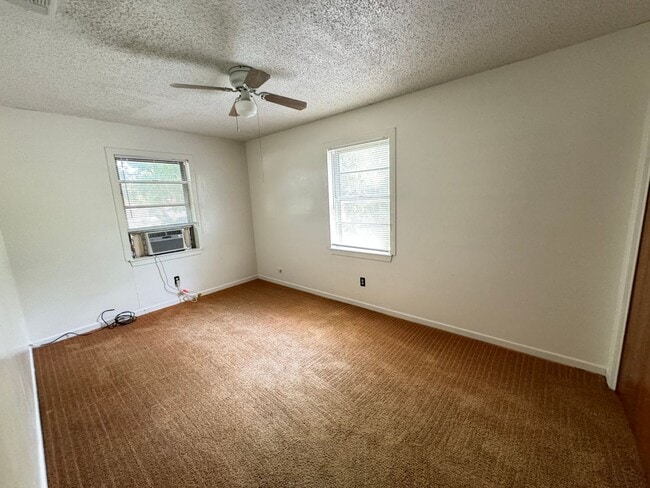 Building Photo - 212 W Robin Ln