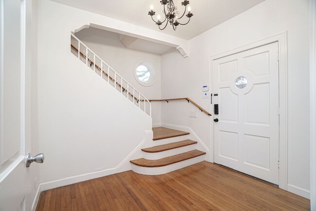 Building Photo - Luxury 4-Bedroom Home with 3,400+ Sq Ft in Prime San Antonio Location