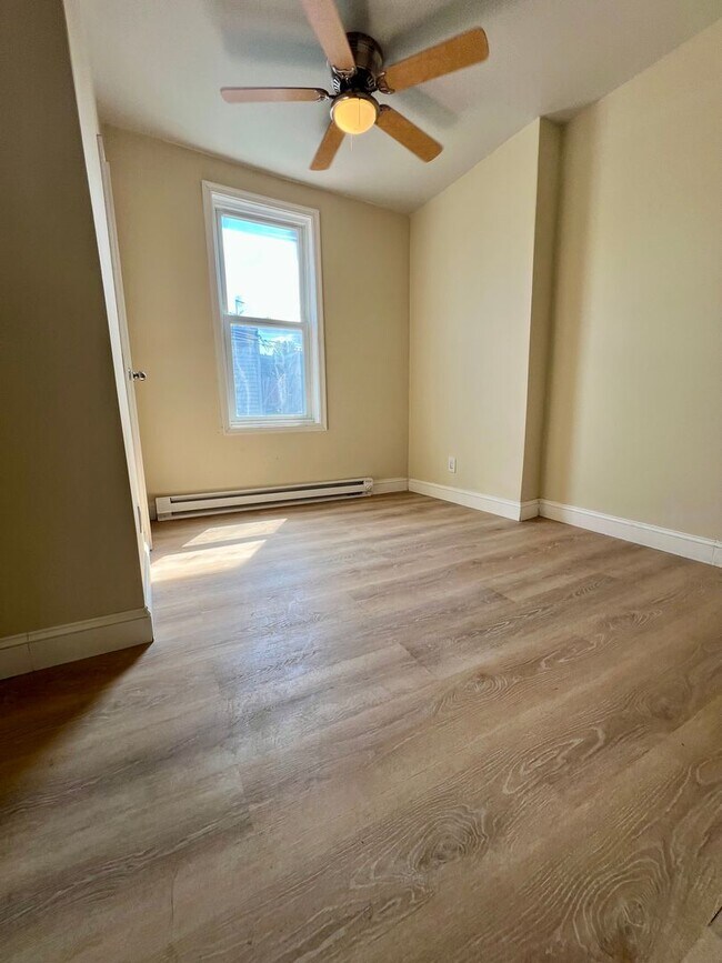 Building Photo - Newly Renovated 3-Bedroom Townhome in Fairhill! Available NOW!