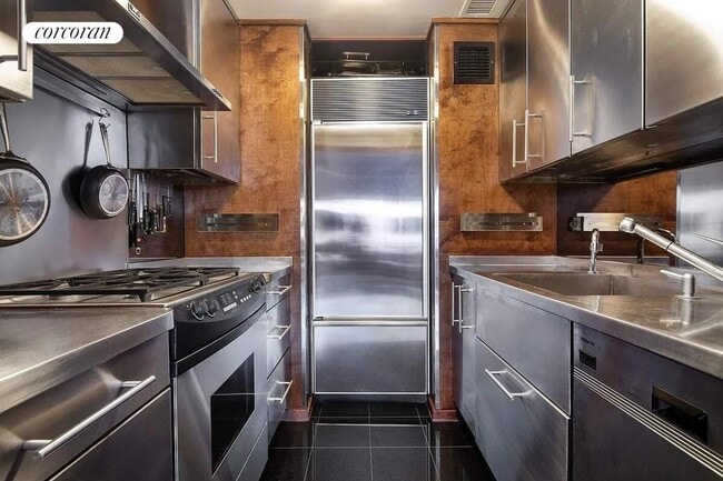 Building Photo - 40-44 E 61st St