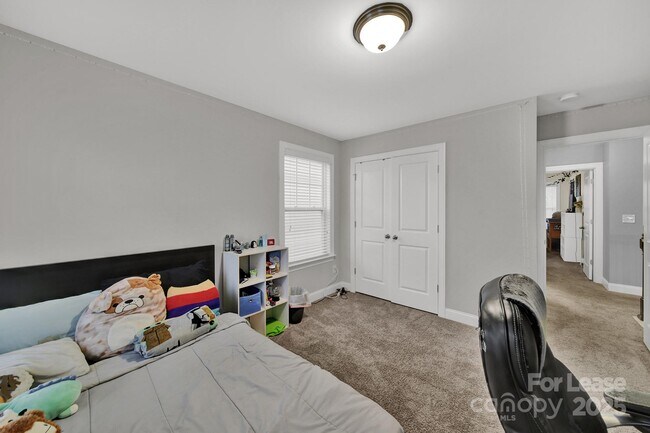 Building Photo - 1389 Overlea Pl NW