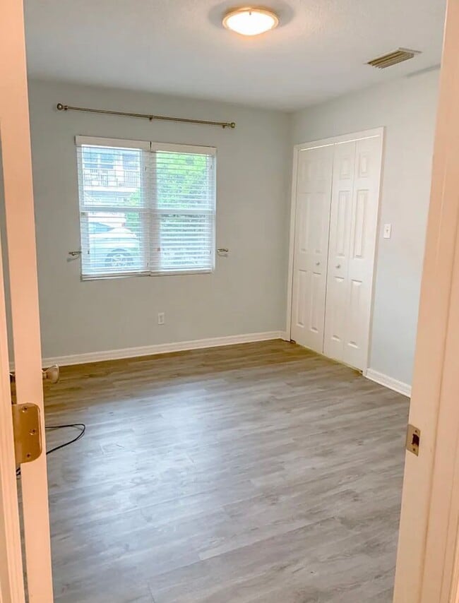 Building Photo - Hottest location, unit available near best beaches and downtown