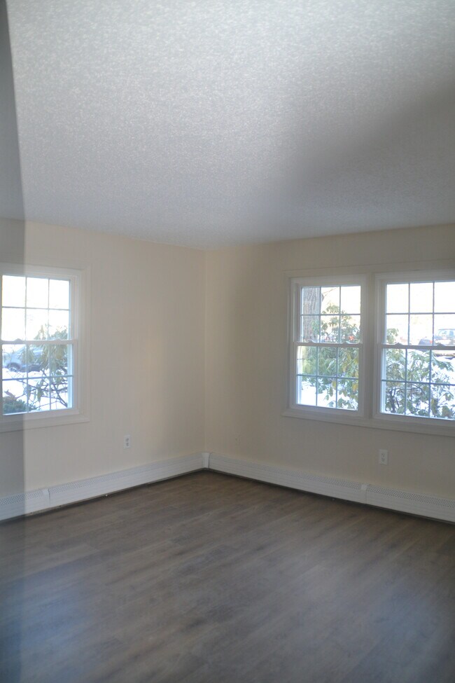 Building Photo - 12 St James Pl