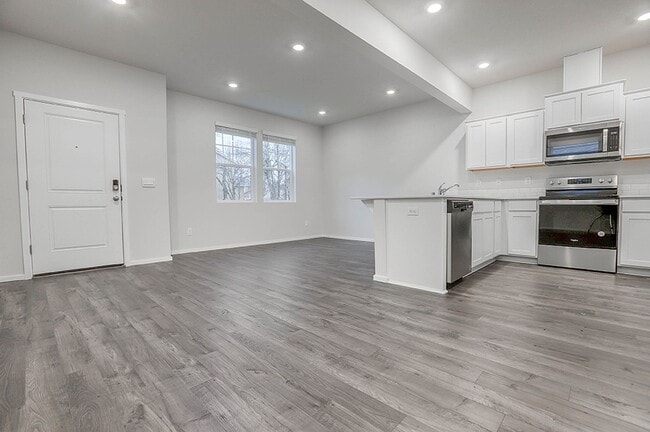 Building Photo - 3 Bedroom 2.5 Bathroom Home with Beautiful Finishes!!