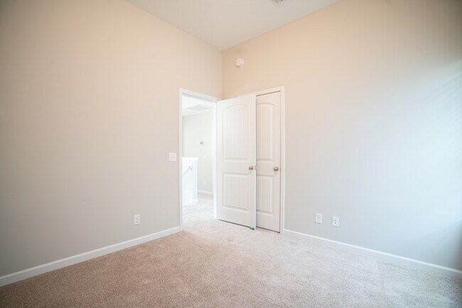 Building Photo - 647 Red Oak Ln