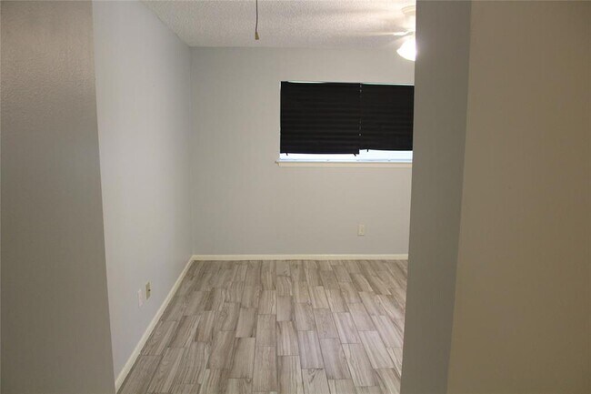 Building Photo - 1016 W Tri Oaks Ln