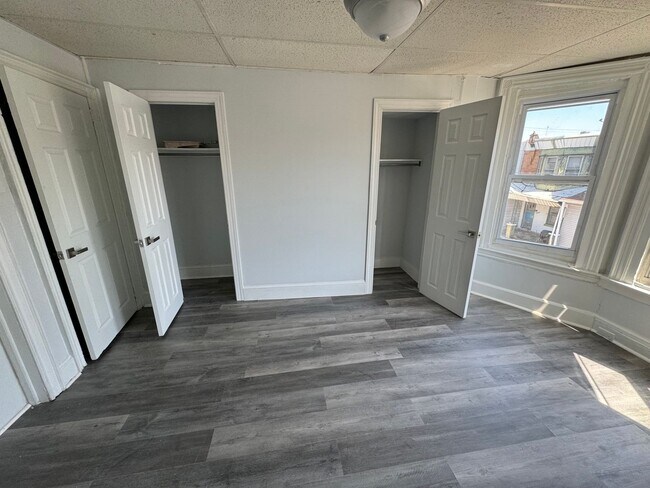 Building Photo - Refreshed 3BR/1BA Cozy Home with Porch & Fenced Yard!