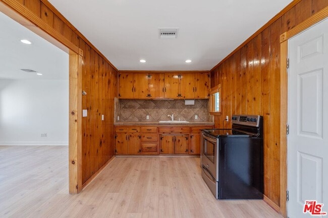 Building Photo - 42104 6th St E