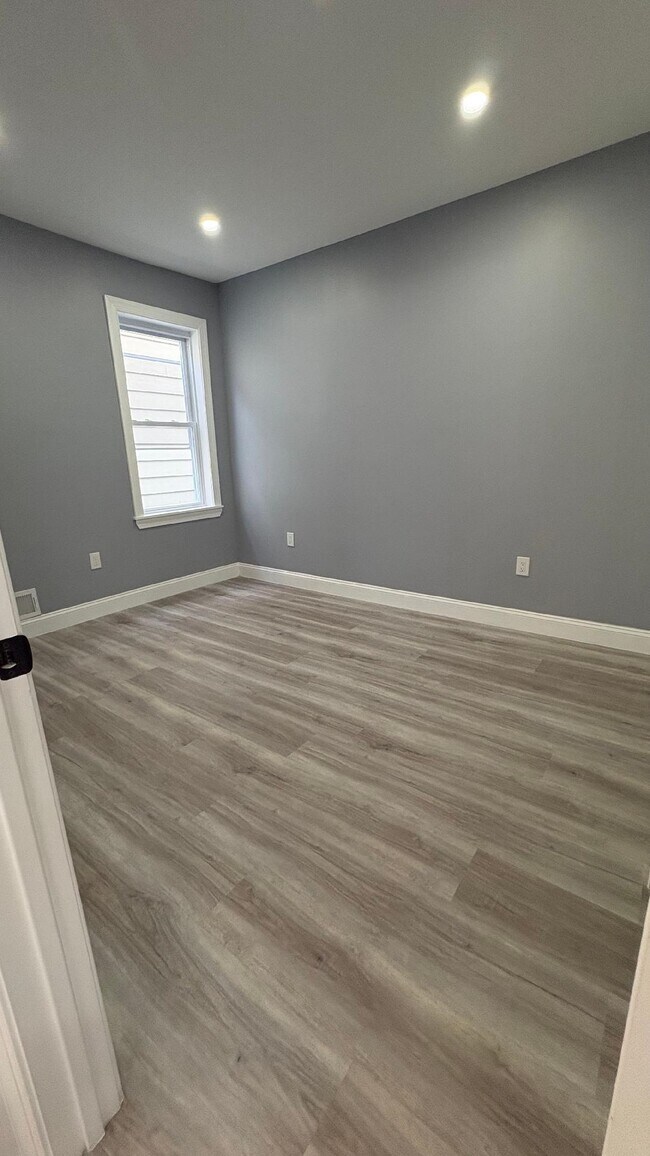 Building Photo - 128 W 30th St